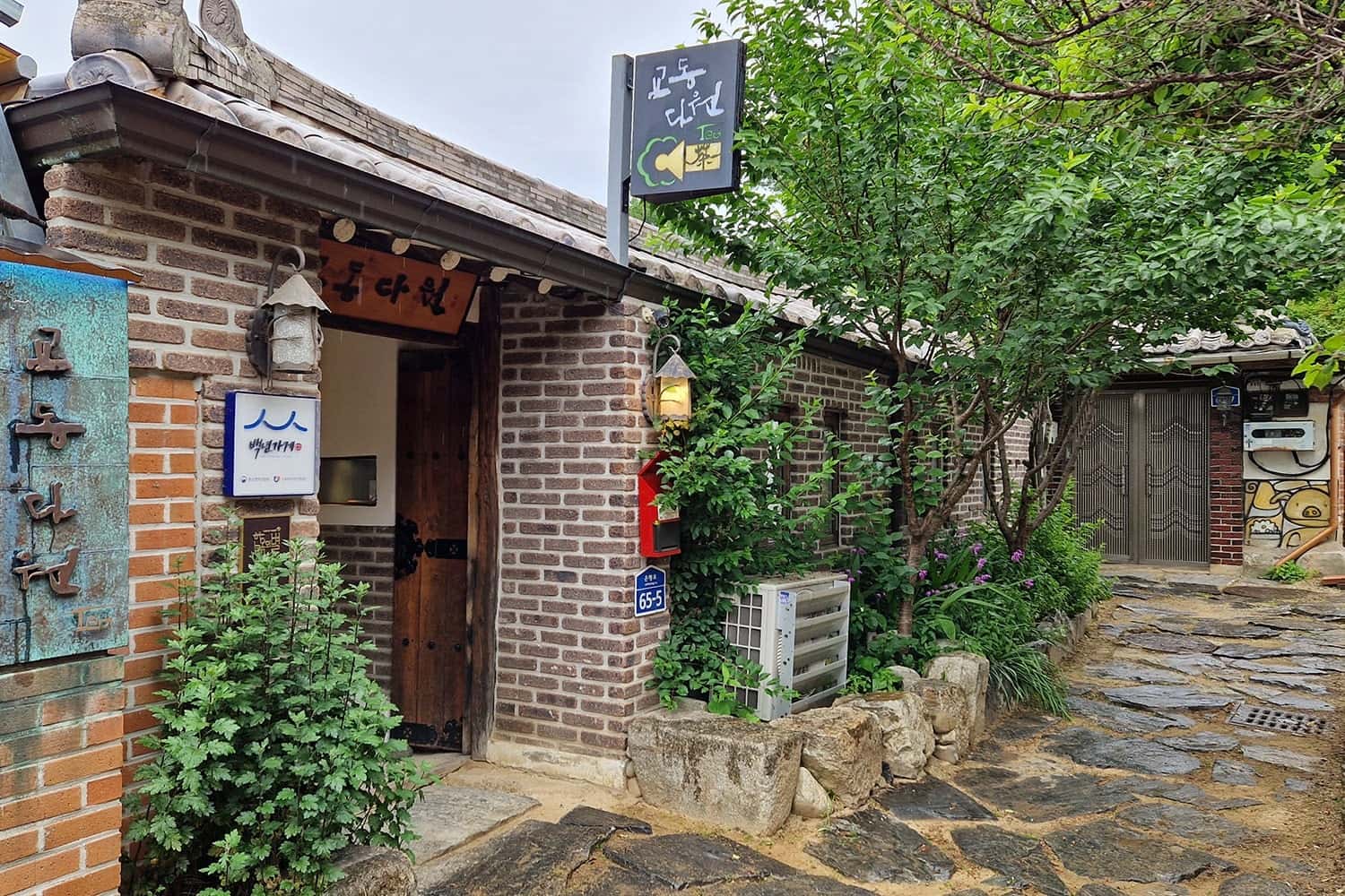 entrance to a traditional Korean tea house in Jeonju Hanok Village