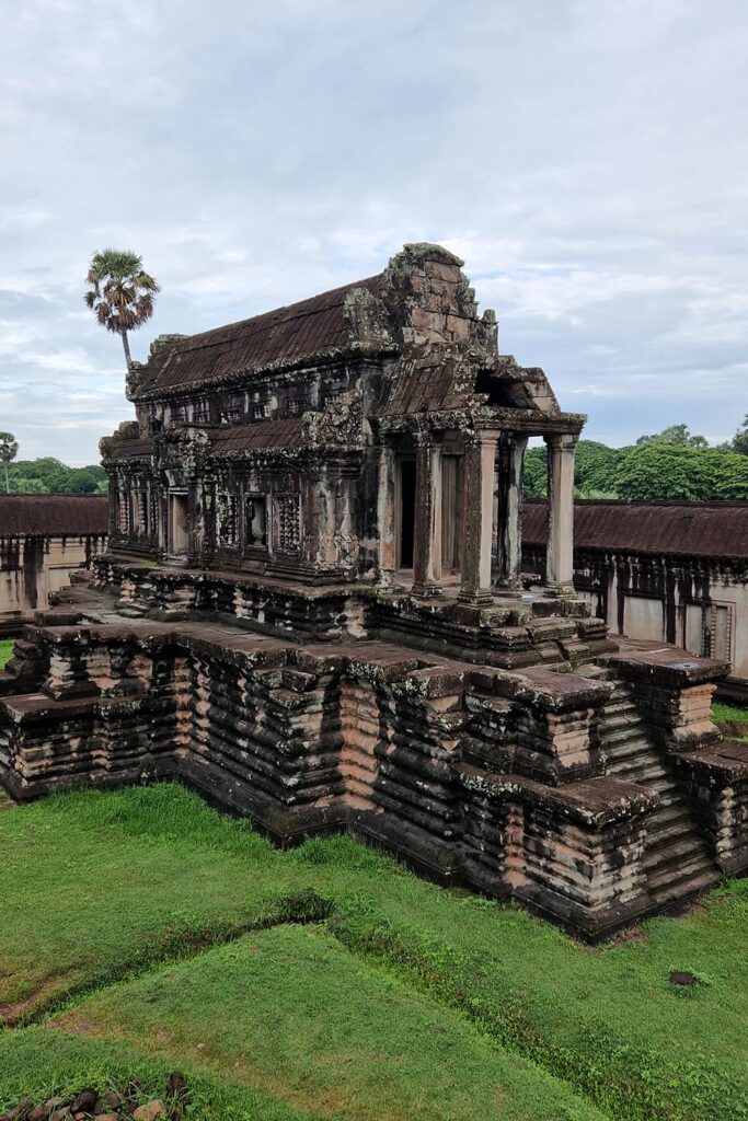 Stairs leading up to what looks like an old temple, but is actually an old library in Angkor Wat.