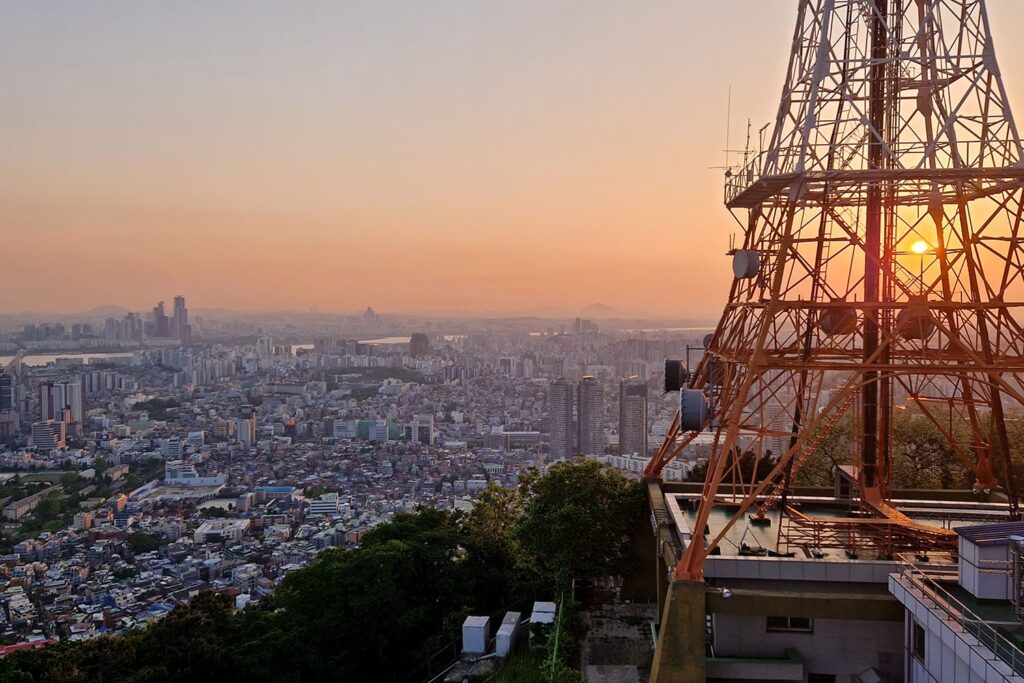 View from the Seoul Tower Plattform on Namsan Mountain down over the Seoul Skyline during sunset.