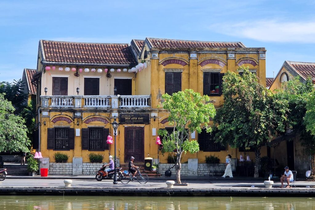 One of the many traditional yellow buildings next to the canal/river in Hoi An.