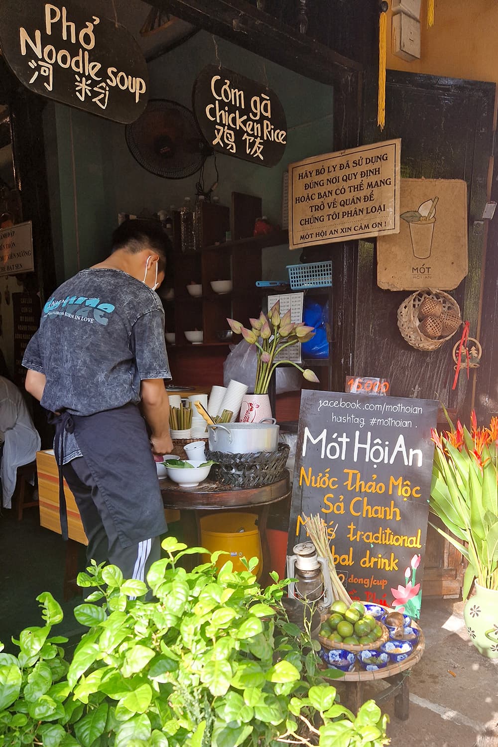 The vendor selling the Famous MOT Ice-Tea in Hoi An.